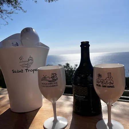 Traumhafte Mit Einzigartigen Meerblick Hébergement de vacances Saint-Raphaël