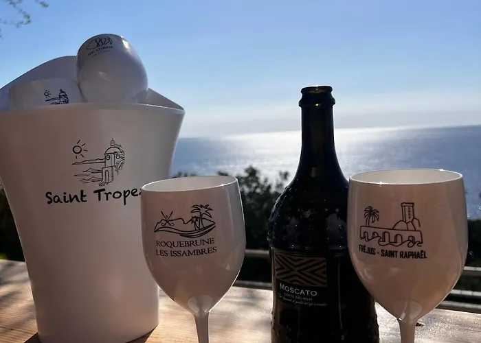 Traumhafte Mit Einzigartigen Meerblick Hébergement de vacances Saint-Raphaël